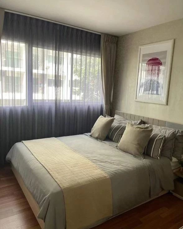 For rent: S Condo Samut Sakhon, a lovely room with simple, luxurious, and expensive-looking decorations. Comes fully furnished. Hurry and reserve now!