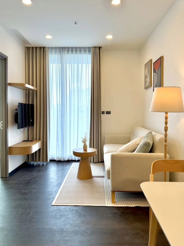 Sapphire Luxurious Condo Rama 3 for rent, featuring an extra-large balcony offering stunning views of the Chao Phraya River bend and Bhumibol Bridge,