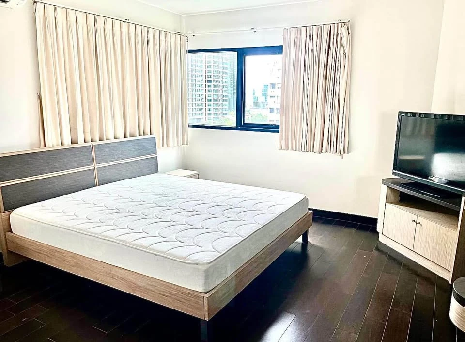 Sathorn Garden for rent, spacious room, lots of usable space, good location, complete facilities, don't miss it.