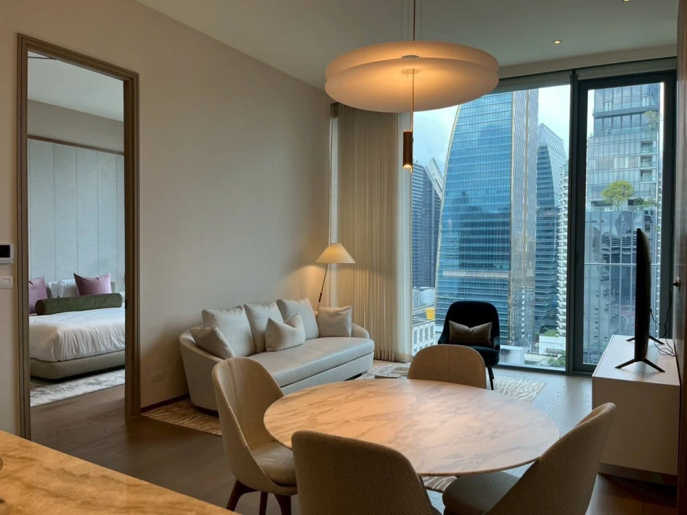SCOPE Langsuan for rent, floor to ceiling height 3.5 meters, decorated with designer furniture, interested in booking now.