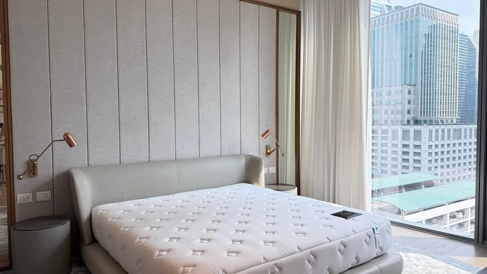 For rent: SCOPE LANGSUAN, 1 bedroom, 1.5 bathroom, beautifully decorated and fully furnished by Thomas Juul-Hansen.