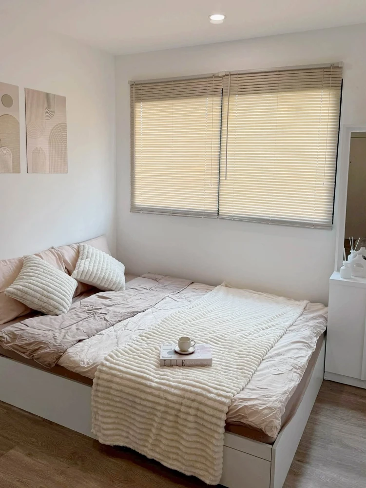 For rent: Sena Kith Samrong Interchange, beautifully decorated minimalist unit with high-quality built-in furniture. Book now!