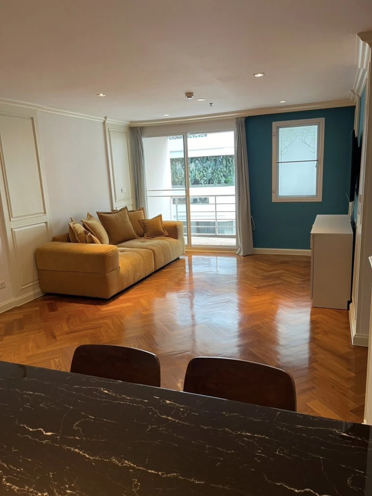 For rent: Serene Place Sukhumvit 24. Spacious and comfortable room with ample living space and complete amenities. Book now, don't miss out!