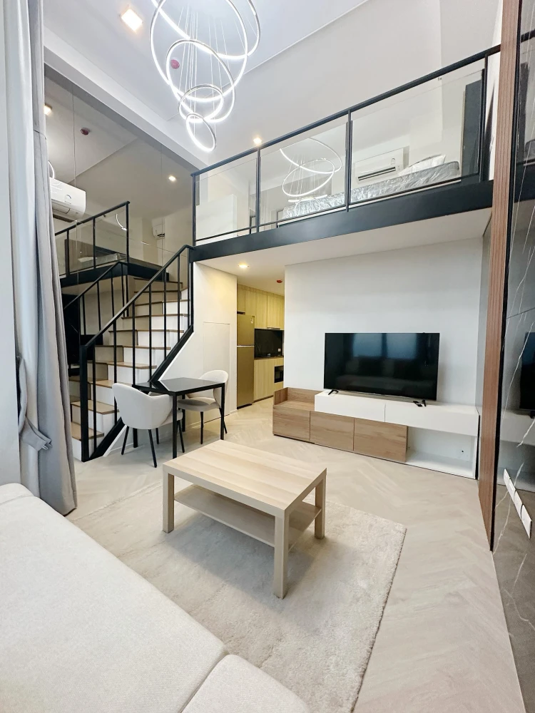 For rent: Siamese Sukhumvit (On Nut), double volume unit with 4.4 meter high ceilings, beautiful view, floor-to-ceiling windows, fully furnished and r