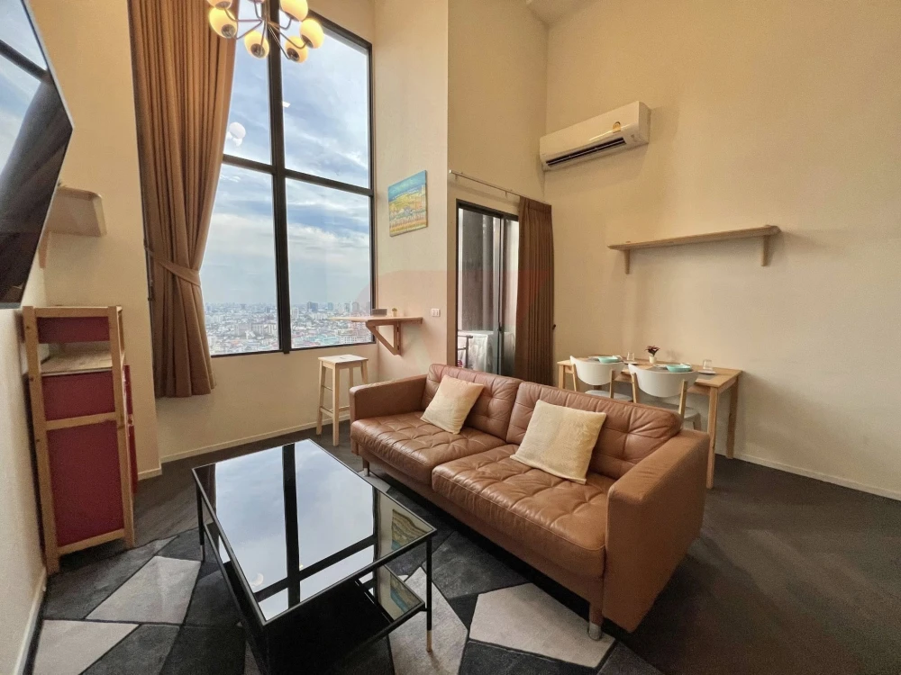 For rent: Siamese Sukhumvit Onnut Loft room, high ceiling, airy, with a beautiful view. Come and reserve.