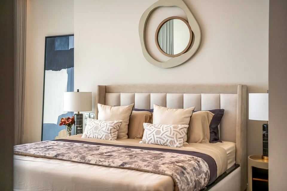 For rent SINDHORN TONSON, high floor room, decorated in a simple and luxurious style, built-in throughout the room, parquet and marble floors througho