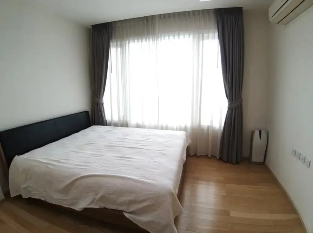 For rent Siri @ Sukhumvit, facing north, room is not hot, high floor, very good breeze, book now and you won't be disappointed.
