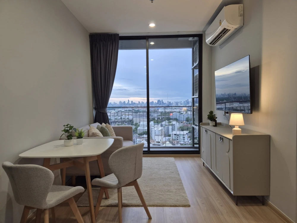 For rent: Skyrise Avenue Sukhumvit 64. Beautiful, rare item. Corner unit with city and river views. High floor, very spacious and airy.