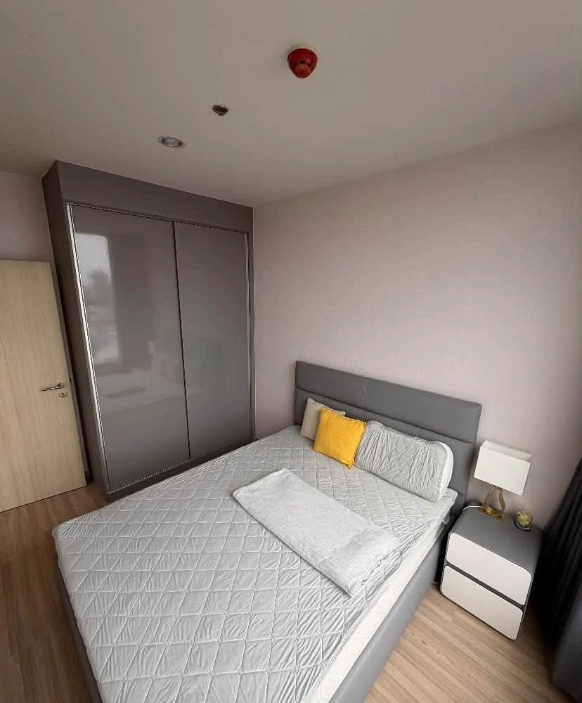 For rent: SKYRISE Avenue Sukhumvit 64, 2 bedrooms, spacious living area, prime location. Don't miss out!