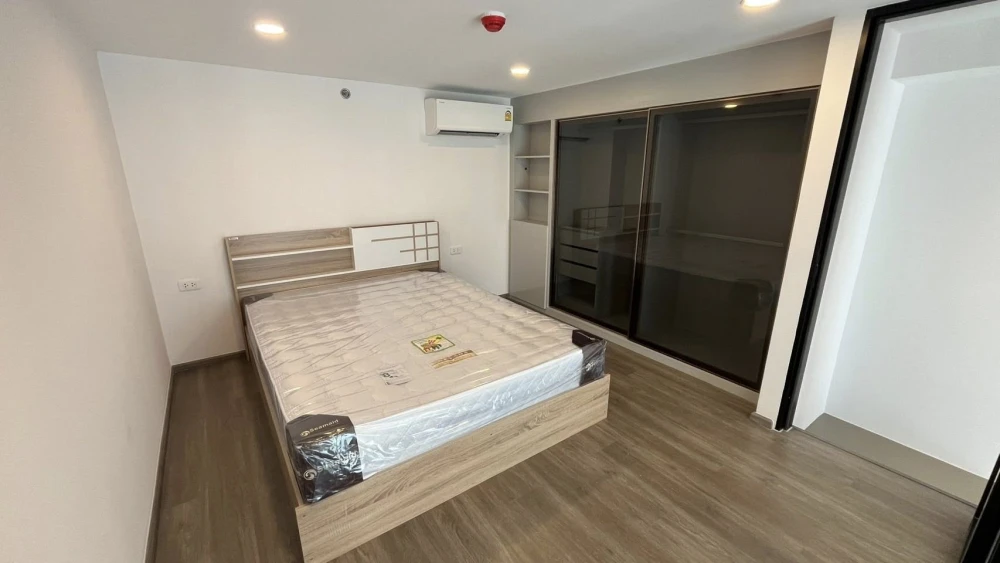For rent: So Origin Kaset Interchange. Spacious room with high ceilings and high-quality built-in furniture. Book now!