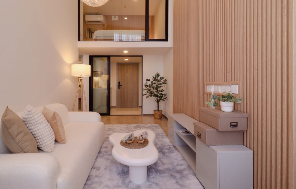 For rent: SOHO Bangkok Ratchada, a luxury condo decorated in Muji style, Duo room, 2 floors, 4 meter high ceiling, beautiful view, fully furnished.