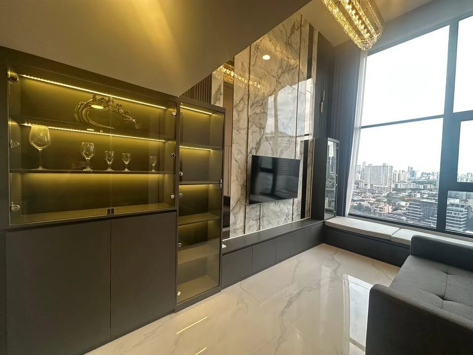 For rent: Soho Bangkok Ratchada, beautifully decorated with built-ins throughout the room, 15th floor, beautiful view, ready to move in.