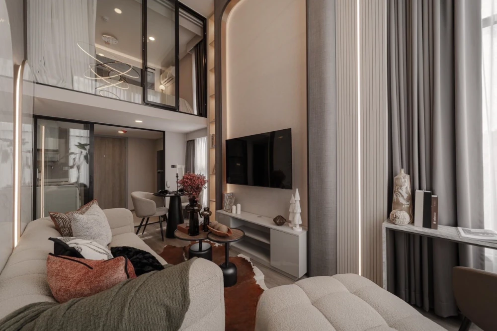 For rent: Soho Bangkok Ratchada, corner room, 15th floor, 2 bedrooms, 4.2 meter high ceiling, beautifully decorated, move in now, don't hesitate.