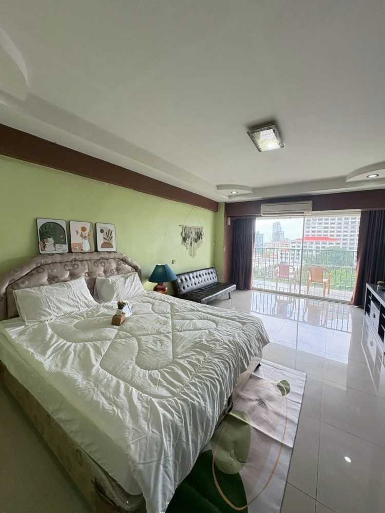 Sombat Pattaya Condotel for rent, spacious room with plenty of usable space, decorated in a theme, fully furnished, hurry and reserve now!