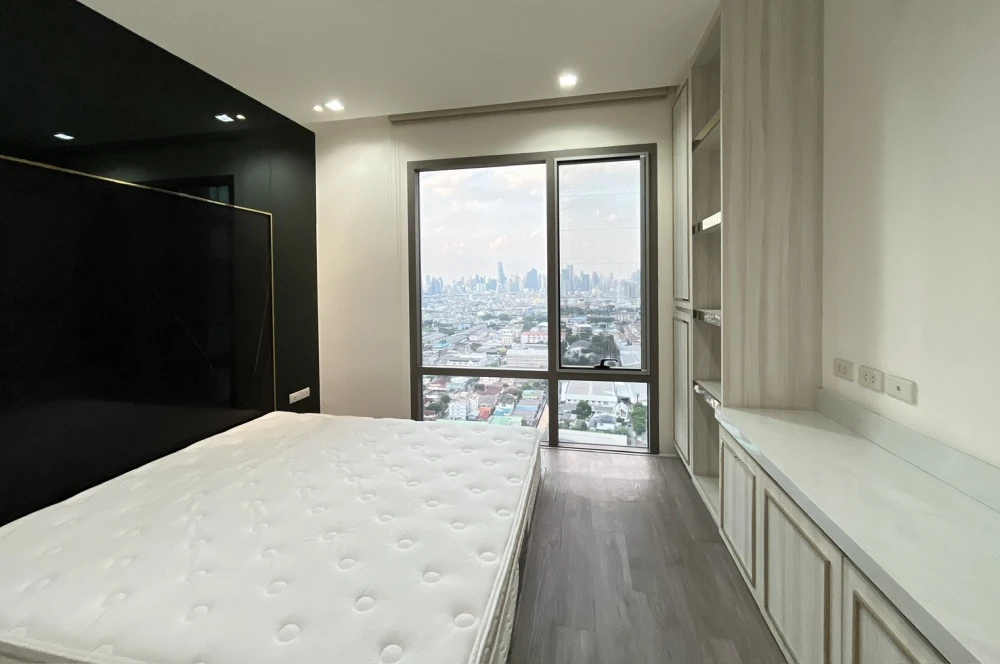 Star View condo for rent, 2 bedrooms, spacious living area, high-quality built-in furniture, and private lift. Book now!