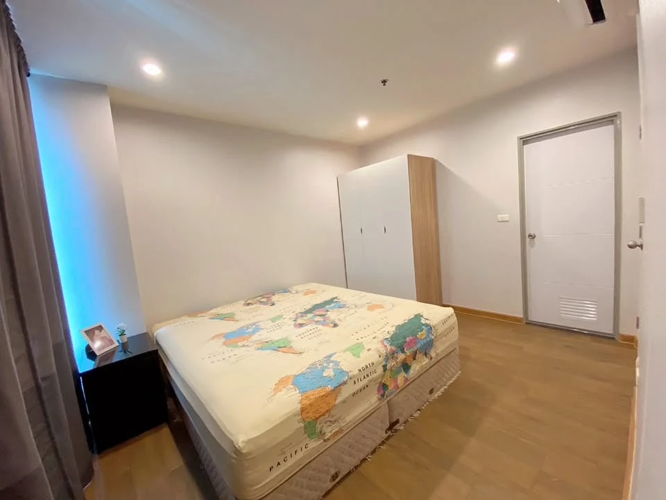 For rent: Sukhumvit Plus, a lovely high-floor unit, fully furnished. Just bring your belongings and move in!