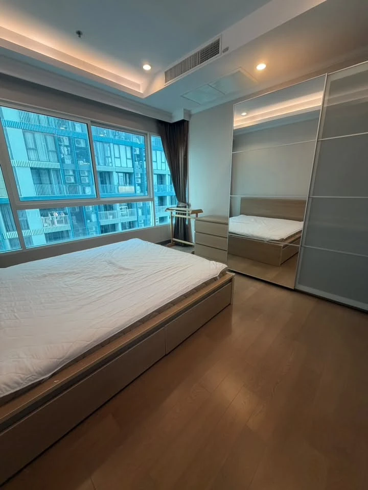 For rent: Supalai Elite Payathai 1-bedroom unit, spacious living area, prime location, fully furnished. Book now!