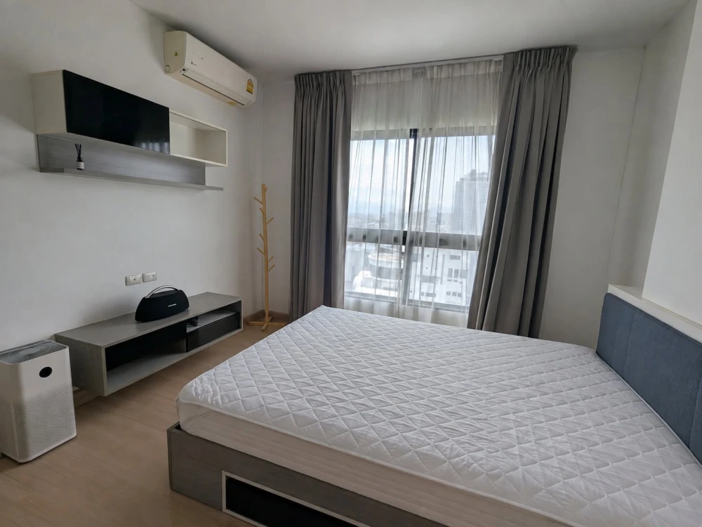 For rent: Supalai Loft @ Talat Phlu Station, fully furnished and ready to move in. The minimalist, comfortable color scheme and well-designed space ma