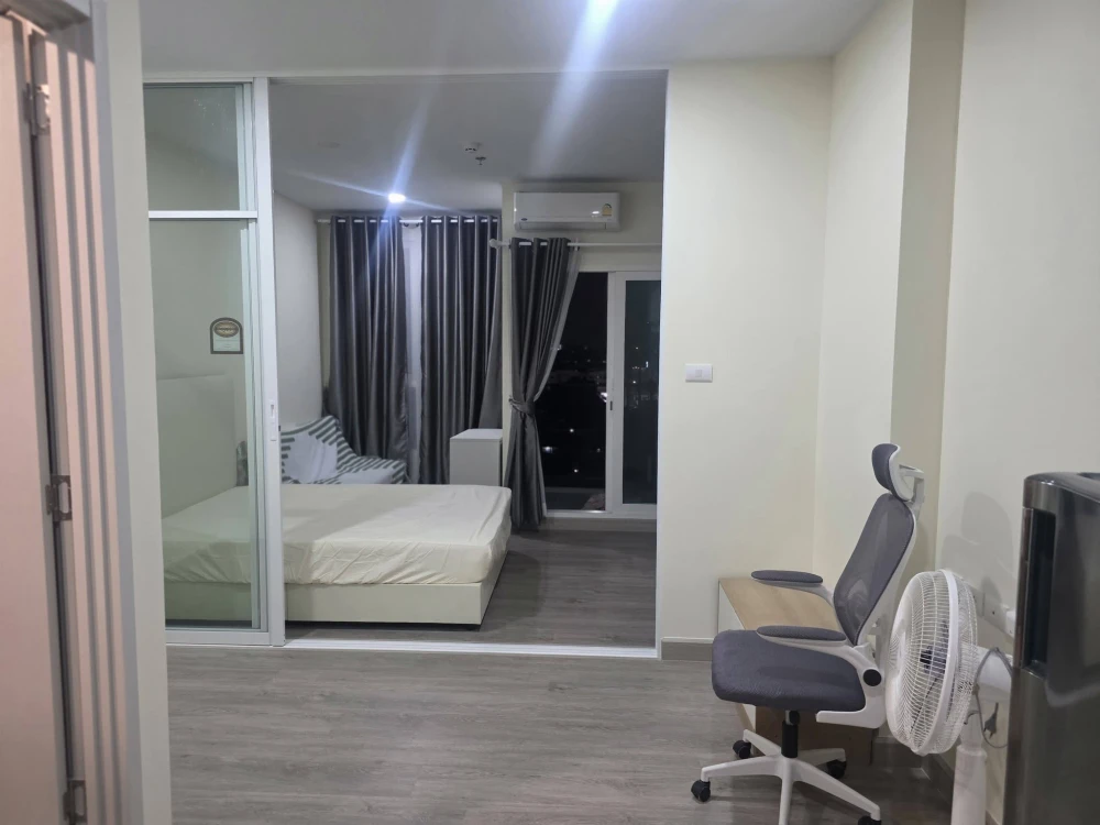 For rent: Supalai Loft Phasi Charoen Station. Spacious and comfortable room, fully furnished. Book now!