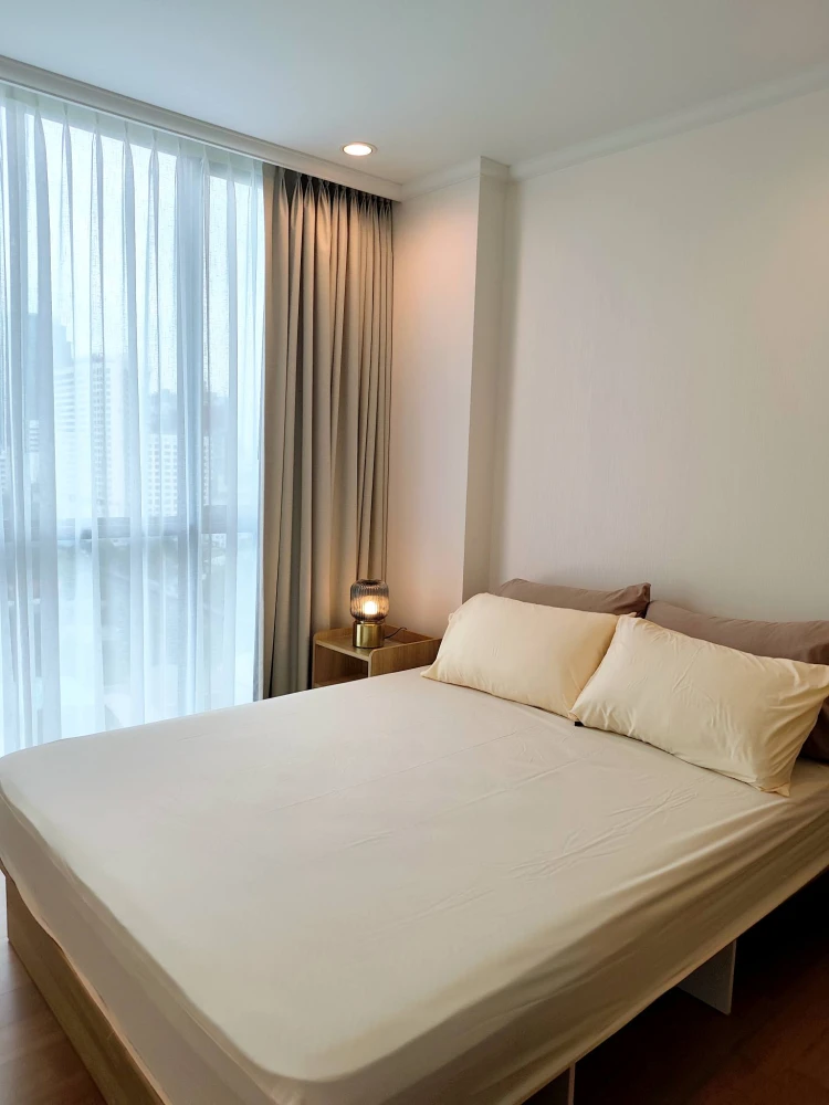 For rent: Supalai Oriental Sukhumvit 39, 2.55 meter ceiling height, 14th floor, canal view, fully furnished with appliances.