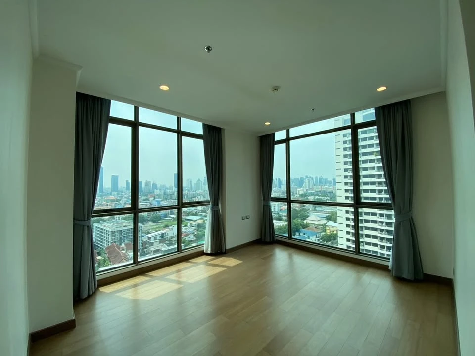 For rent Supalai Oriental Sukhumvit 39, empty room with kitchen, lots of usable space, definitely comfortable, hurry and book now.