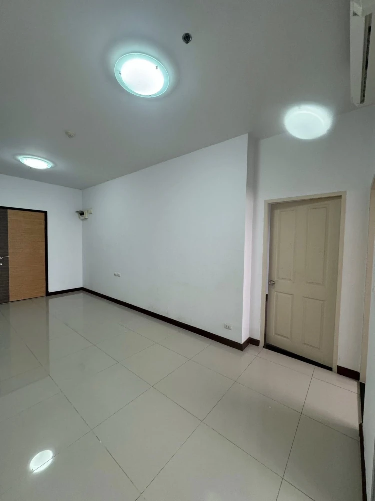 For rent Supalai Park Asoke-Ratchada, facing north, bedroom with parquet floor and private balcony, book now
