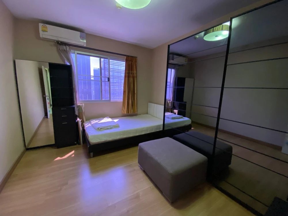 For rent Supalai Park Asoke-Ratchada, spacious room, lots of usable space, comes with complete furniture, hurry and book now!