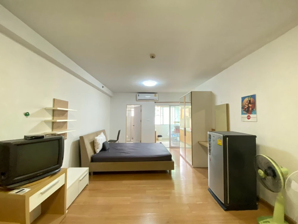 For rent Supalai Park Kaset, 4th floor, pool view, fully furnished room, ready to move in, book now, don't miss out.