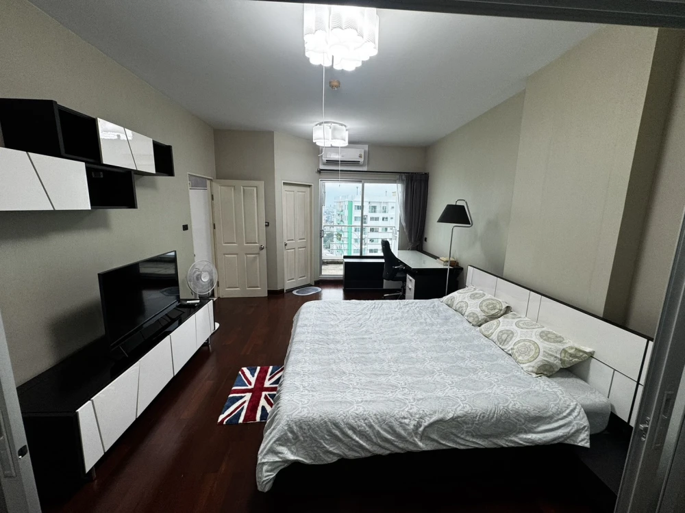 For sale/rent Supalai Park Kaset, very spacious room, on the highest floor, don't miss it.