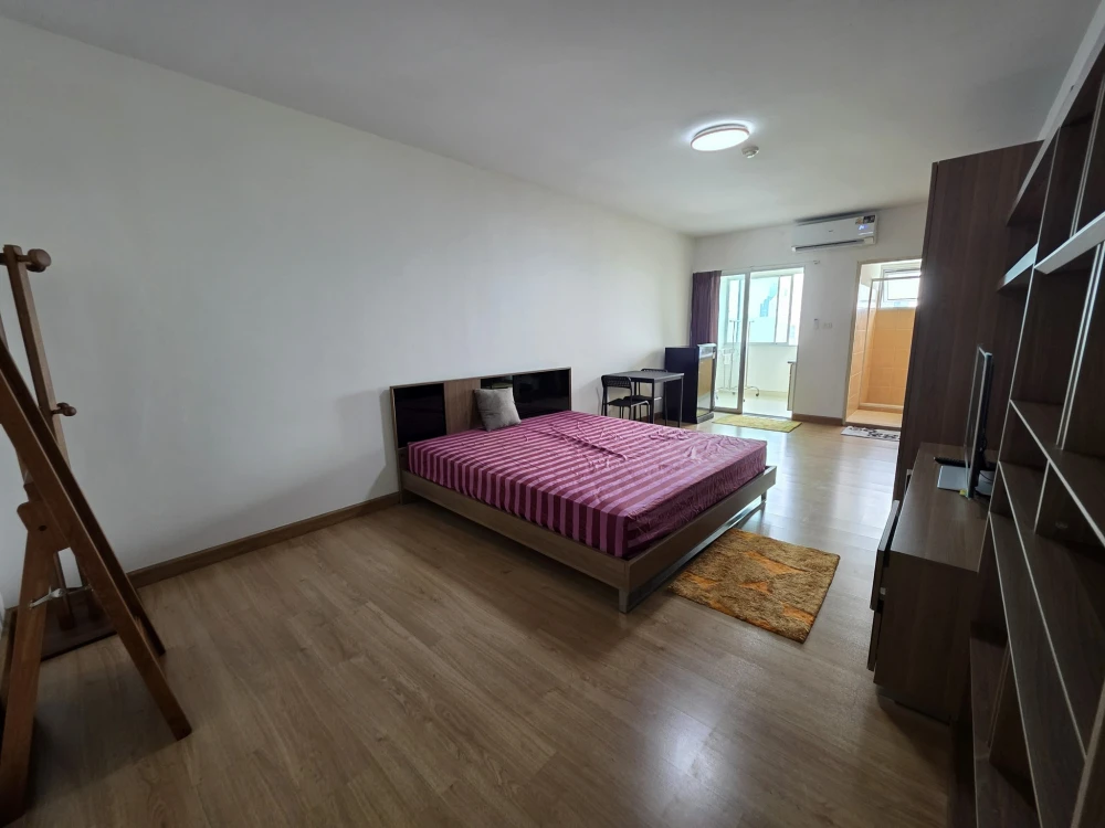 Supalai Park Srinakarin Studio room for rent, good location, comes with furniture and complete facilities. Reserve now.
