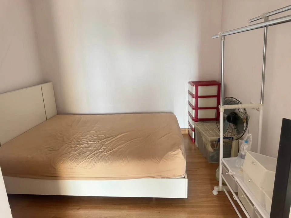 For rent Supalai Park Tiwanon, 6th floor, swimming pool view, the room is not hot at all, cool breeze all day long, hurry and reserve now!