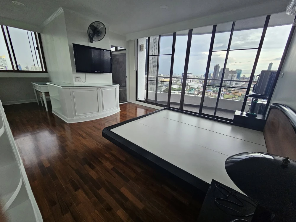 Supalai Place Sukhumvit 39 for rent, spacious room, lots of usable space, good location in the heart of the city, beautiful view, reserve now.