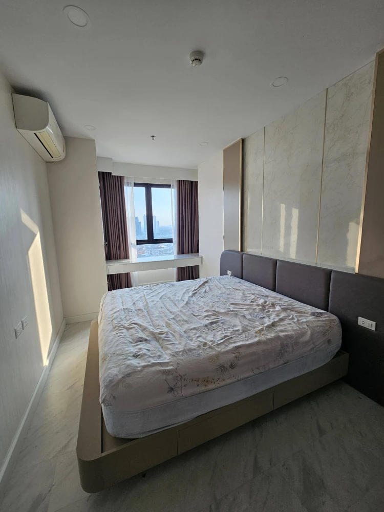 For rent: Supalai Premier Charoen Nakhon, 20th floor, Iconsiam view, stunning built-in furnishings. Book now!