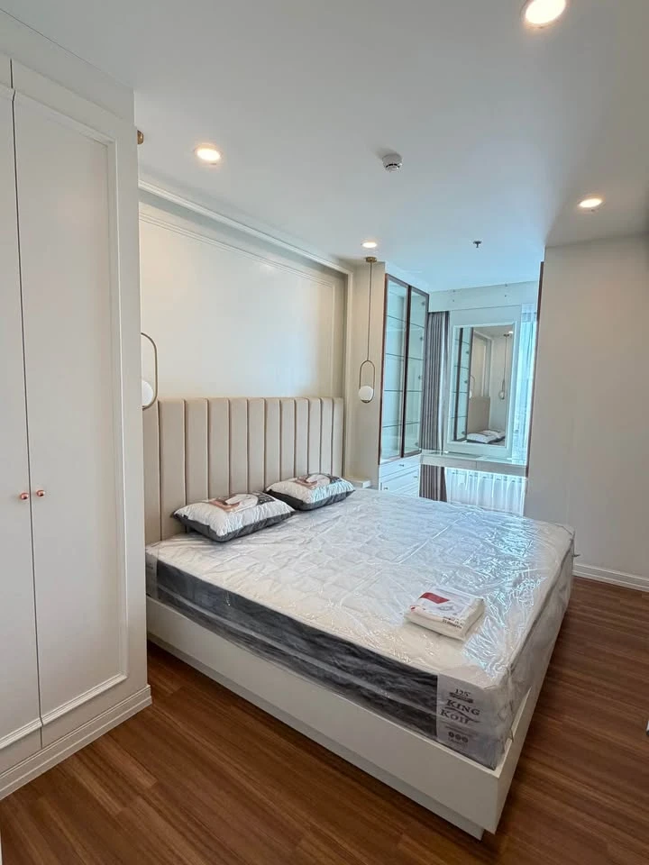 For rent: Supalai Premier Charoennakorn, spacious room with city view and great atmosphere. Fully furnished and ready to move in. Move in immediately.