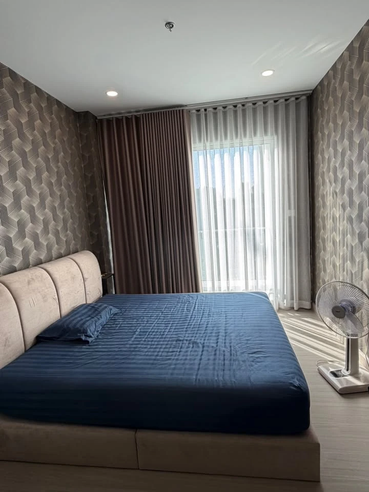 For rent: Supalai Premier Si Phraya-Samyan, 1 bedroom, 1 bathroom, spacious living area, high-quality wallpaper. Book now!