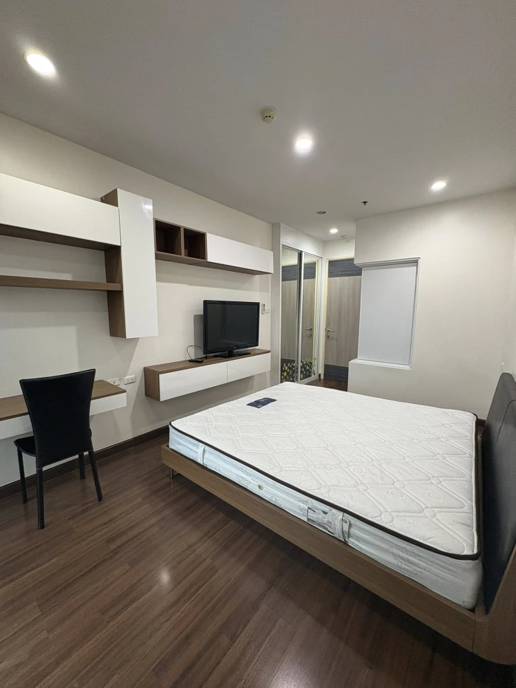 For rent Supalai Premiere @ Asoke, a nice room with lots of usable space, a large black sofa that is comfortable to sit on, book now.