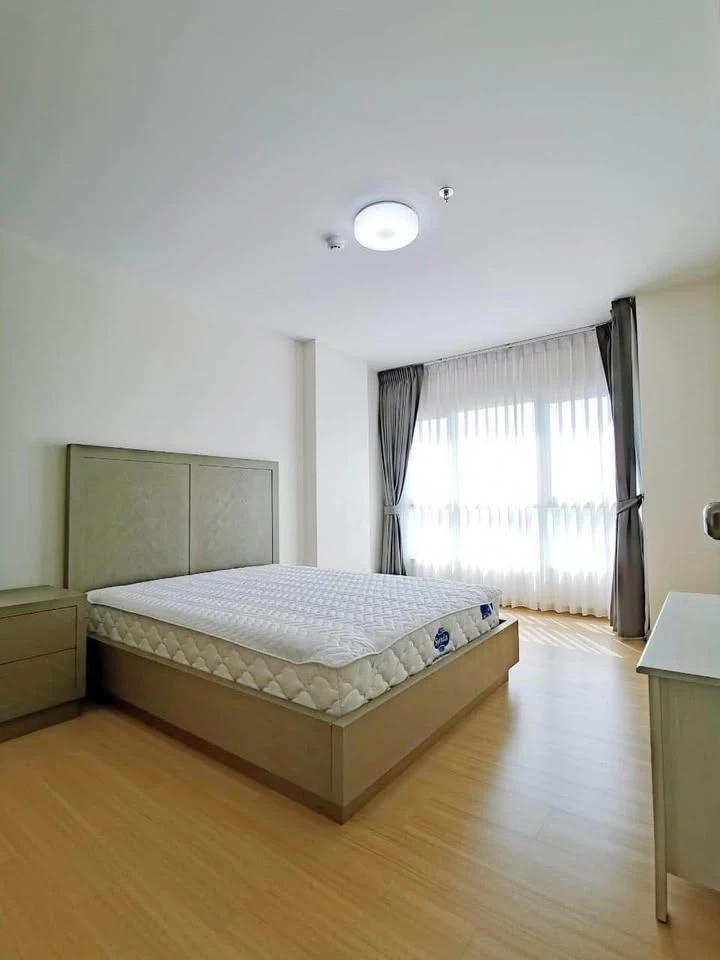For rent Supalai Veranda Rama 9, spacious room, lots of usable space, comes with complete furniture, just bring your bags and move in.