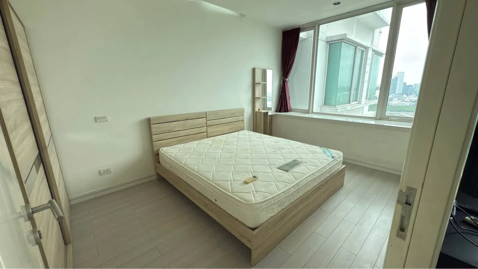 For rent: TC Green, 30th floor, very high, open view, no buildings blocking, usable space remaining, ready to move in immediately.