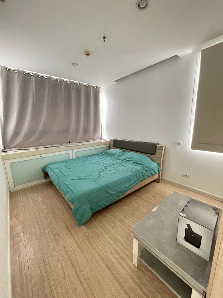 For rent: TC Green, 1 bedroom, 1 bathroom, lots of usable space, fully furnished, just bring your bags and move in.
