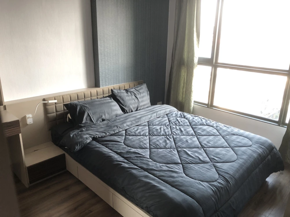 For rent: Teal Sathorn-Taksin, morning light, not on the main road, so quiet, room at the end of the corridor, only one side of the neighbor, reserve