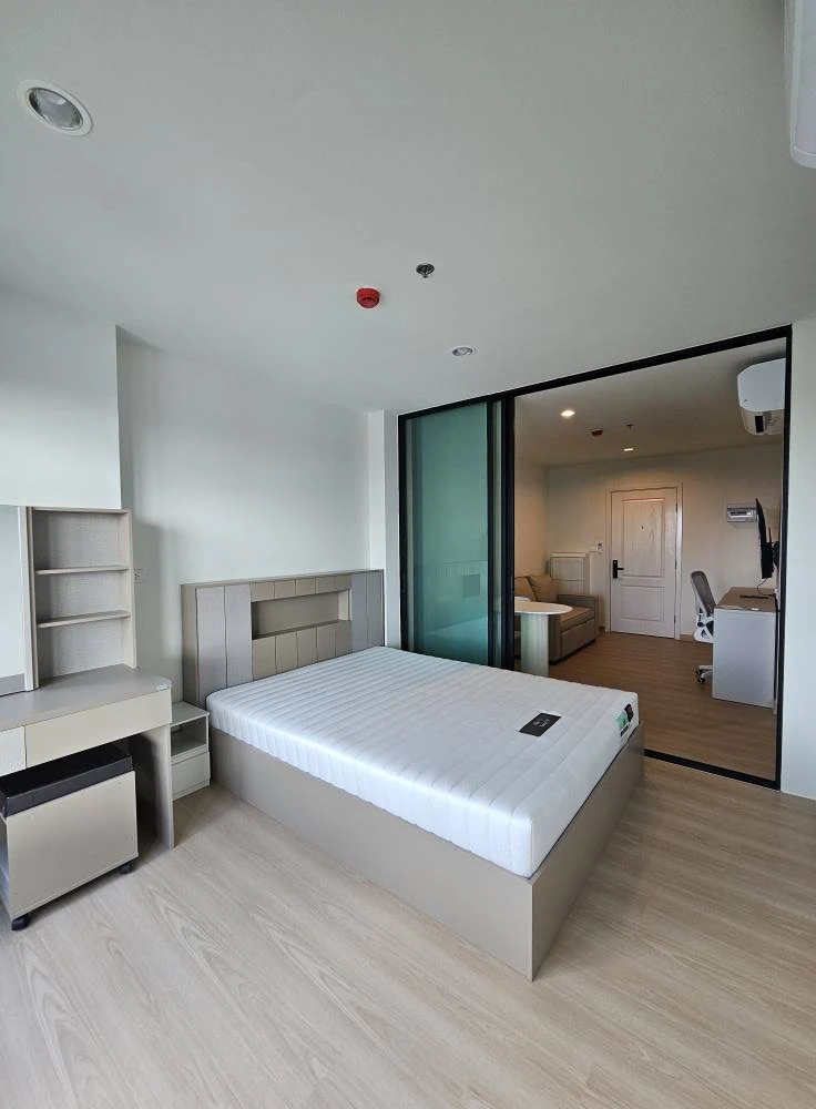 Terra Residence for rent, large room, north facing, view of Puey Thammasat University Park, partitioned with sliding glass doors, reserve now.