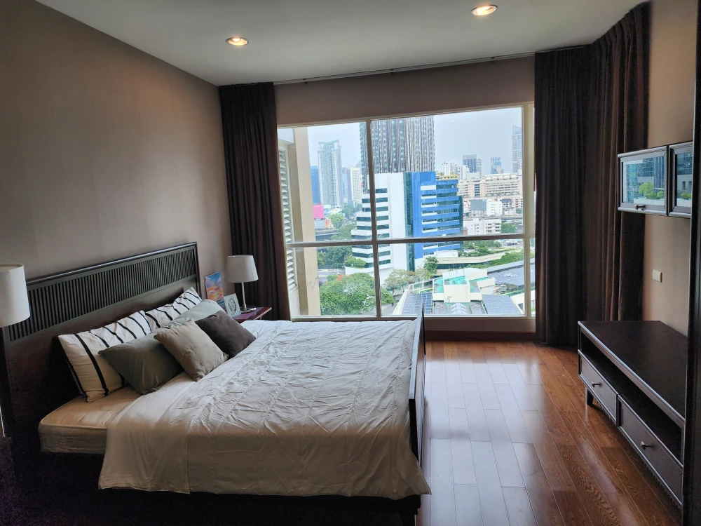 For rent: The Address Chidlom, spacious room, comfortable, high-rise city view, comes with a super cool bathtub. If it's this good, hurry and book now