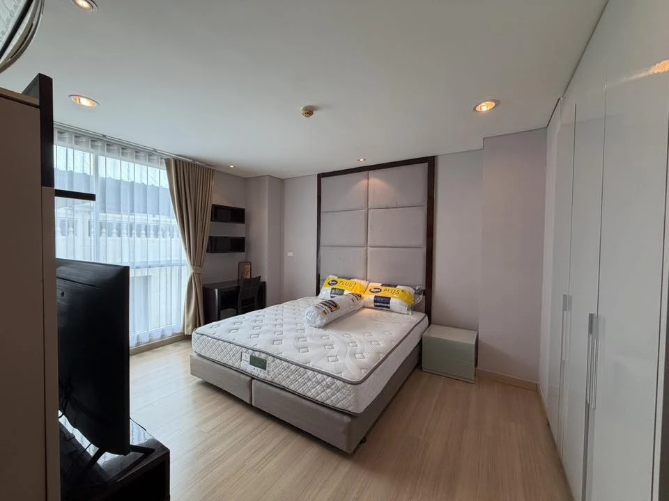 For rent: The Address Pathumwan, 6th floor. Peaceful and private atmosphere. Spacious living area. Don't miss out!