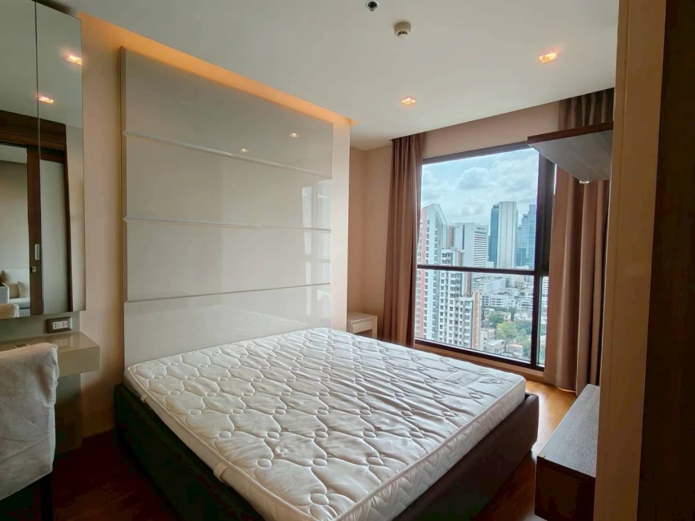 For rent: The Address Sathorn, corner room, not crowded, fully furnished, beautiful view, book now