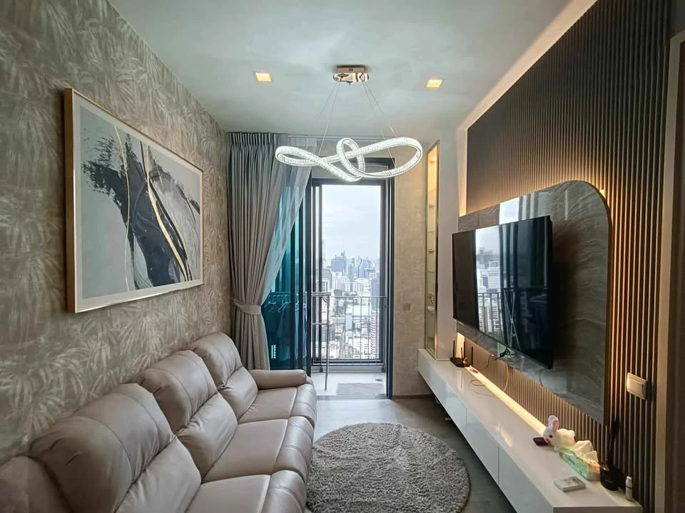 For rent: The Address Siam-Ratchathewi, 39th floor, nice room, fully furnished, nice to live in, reserve now.