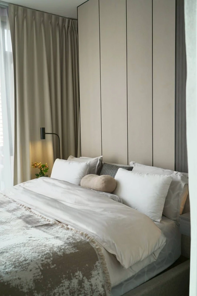 For rent: The Address Siam-Ratchathewi. Beautifully decorated unit with a coordinated color scheme, fully furnished with complete amenities. Book now!