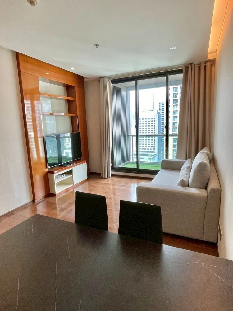 For rent: The Address Sukhumvit 28. Spacious unit on the 17th floor with great views. Book now, don't miss out!