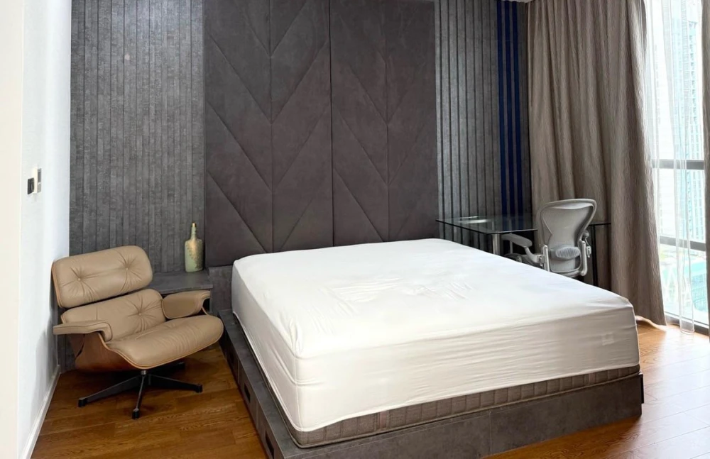 For rent: The Bangkok Sathorn, spacious room with plenty of usable space, complete amenities, beautiful city view, no blocking, reserve now!