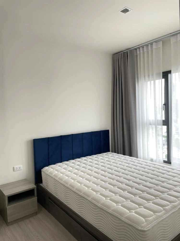 For rent: The Base Phetchaburi Thonglor, a nice room on the 26th floor with a high view, fully furnished and equipped with appliances. Just bring your
