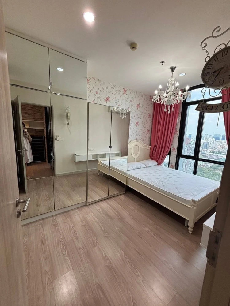 For rent: The Capital Ratchaprarop-Vibha, high floor unit, spacious and fully furnished. Book now!